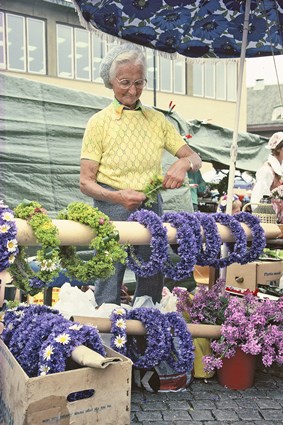 Astrid Olsson från Persmåla binder kransar på Lövmarknaden i Karlskrona, juni 1990.