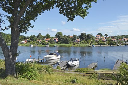 Vy från Saltö mot kolonistugorna på Brändaholm i Karlskrona, juli 2016.