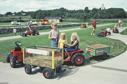 Körning med eldrivna traktorer på Barnens Gård i Viet nära Lyckeby, augusti 1997.