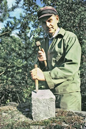 Gamle stenhuggaren Olof Mårtensson från Ljungås nära Torhamn visar hur stenhuggaren arbetade, augusti 1987.
