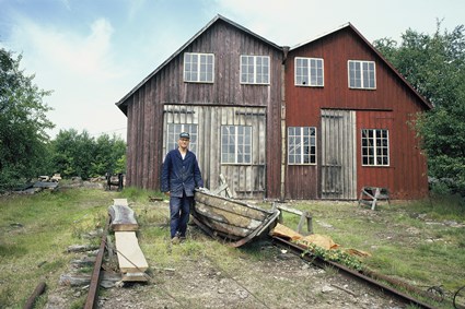 Båtbyggaren Göte Mårtensson vid sitt båtvarv på Östra Hästholmen i skärgården nära Torhamn, augusti 1987.