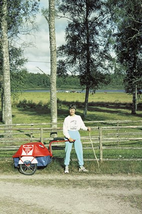 Bokens författare Tommy Nilsson på vandring vid Värmansmåla nära Backaryd, augusti 1998.