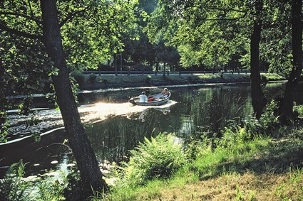 Båttur på Ronnebyån nära Ronneby Brunn en ljuvlig sommarkväll, juni 1989.