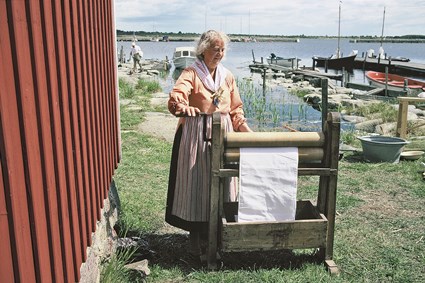 Mangling av tvätt på gammalt vis, Kulturdagen i Hällevik, juli 1990.