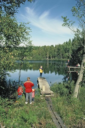 Sportfiskare vid Aspegylet, Harasjömåla Kronopark i Olofströms kommun, september 1997.