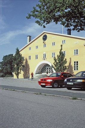 Småstadsidyll vid tingshuset i Sölvesborg, juli 1997.