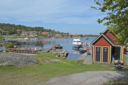 Vy vid hamnen på Tärnö i Karlshamnsskärgården, juli 2016.