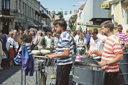 Copenhagen Steelband spelar på Östersjöfestivalen i Karlshamn, juli 1990.